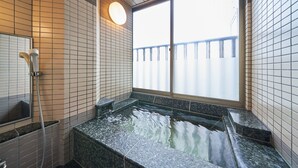 A bathroom with a bathtub, a shower, and a window with a view of a balcony. - HOTEL GLOBAL VIEW KUSHIRO (Kushiro)