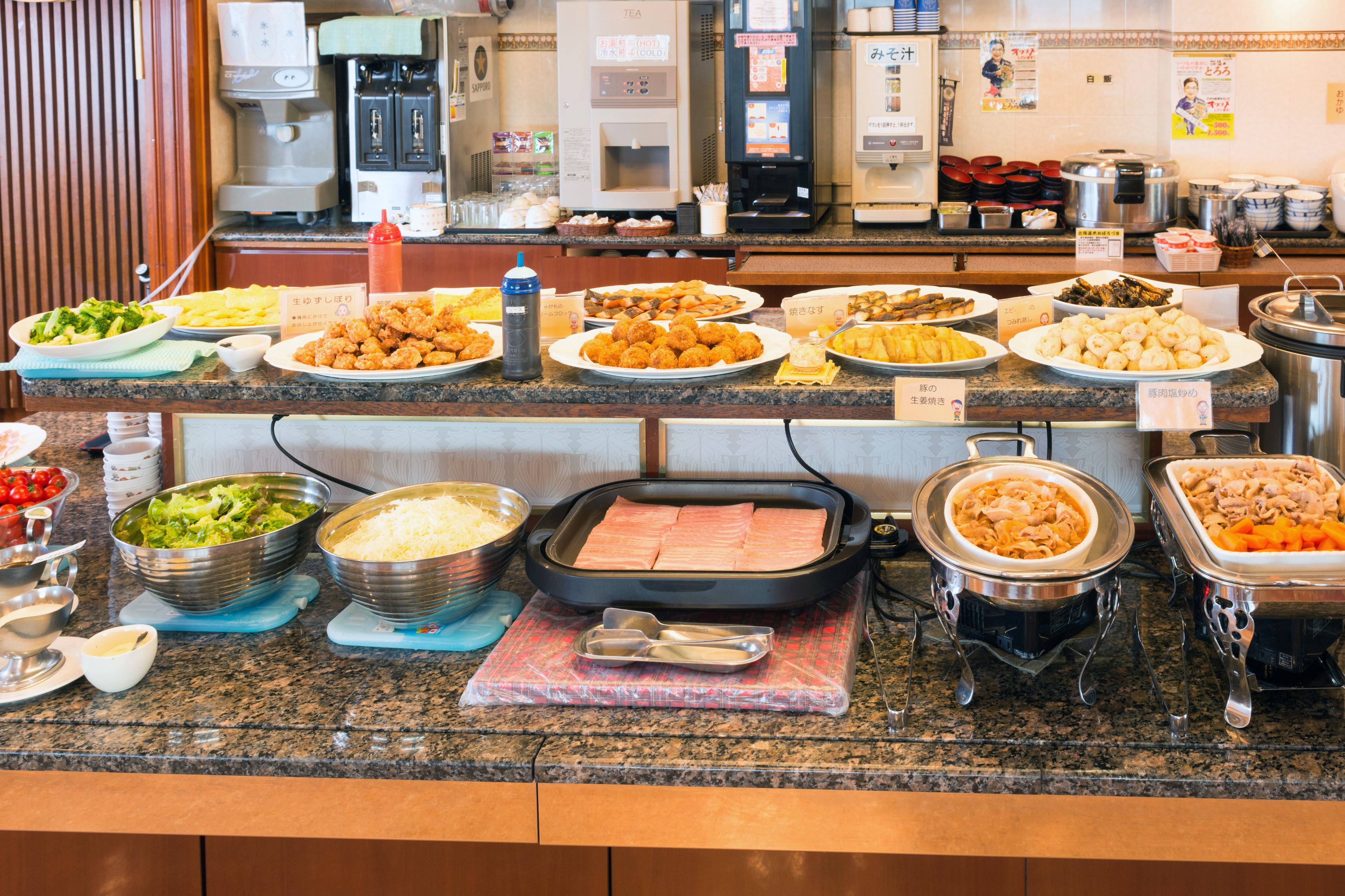 每日供应自助式早餐（每人 JPY 1320）