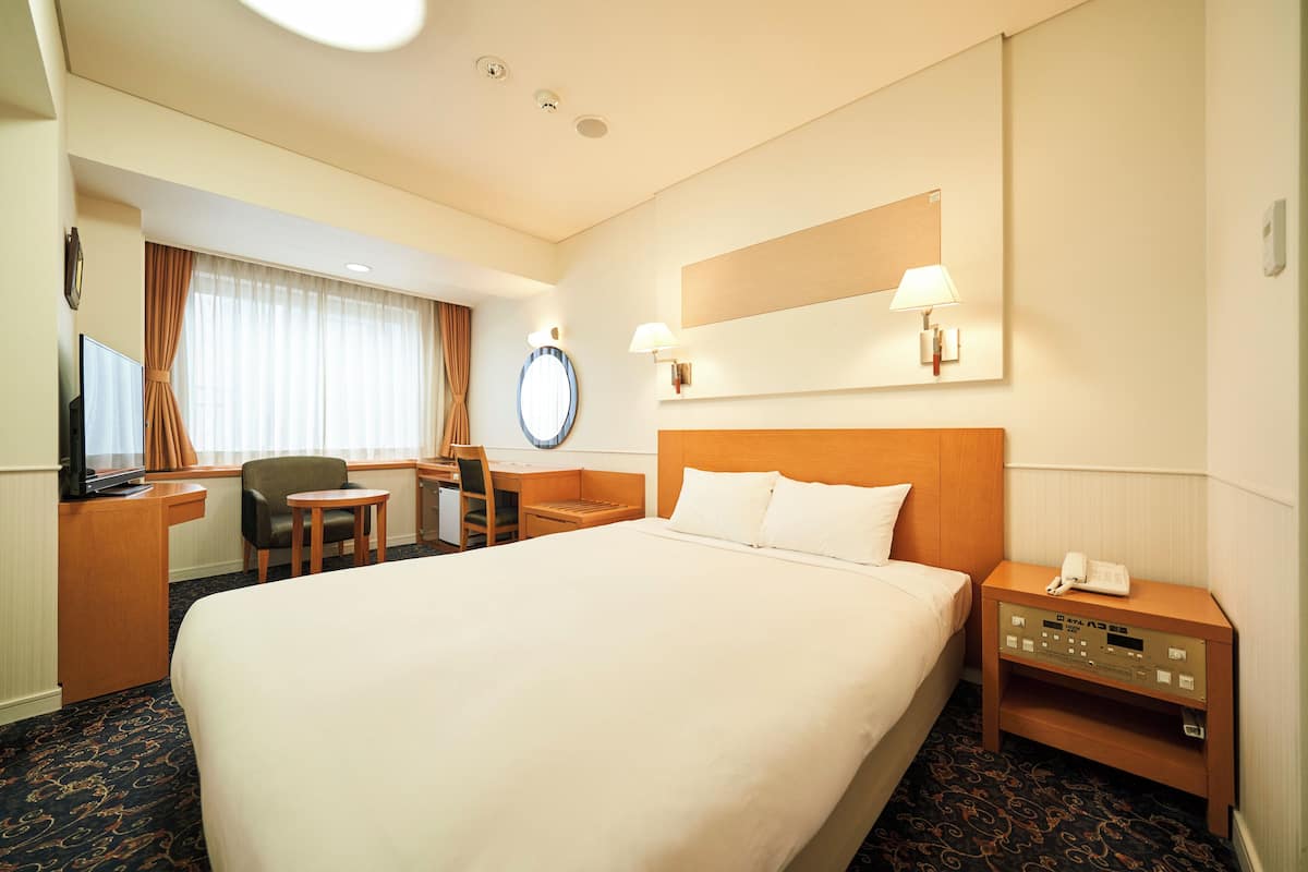 Room, 1 Katil Ratu (Queen), Non Smoking, City View | Peti besi dalam bilik, Wi-fi percuma, cadar katil