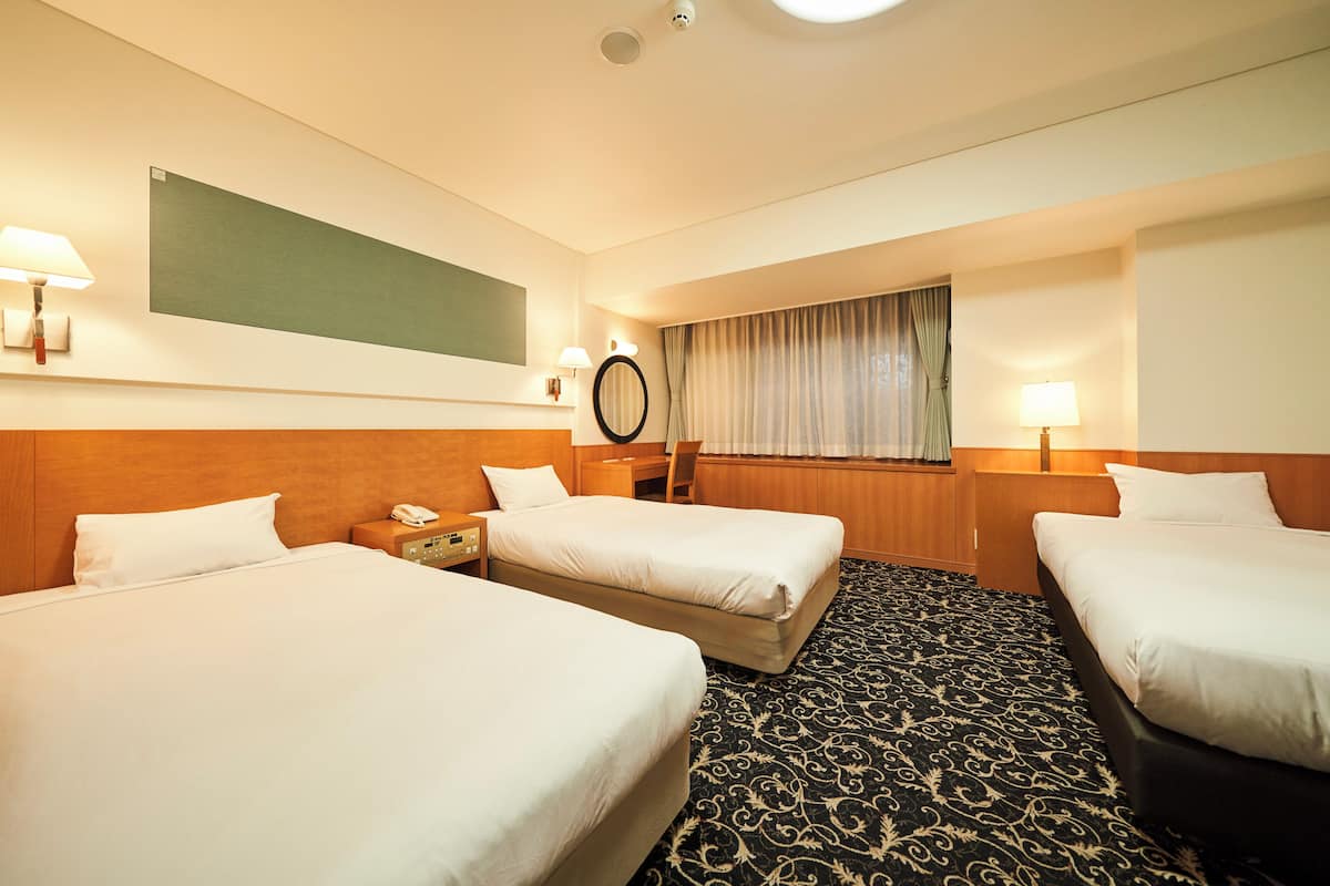 Triple Room, Non Smoking | Peti besi dalam bilik, Wi-fi percuma, cadar katil