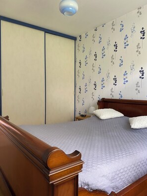 2 bedrooms, iron/ironing board, WiFi, bed sheets