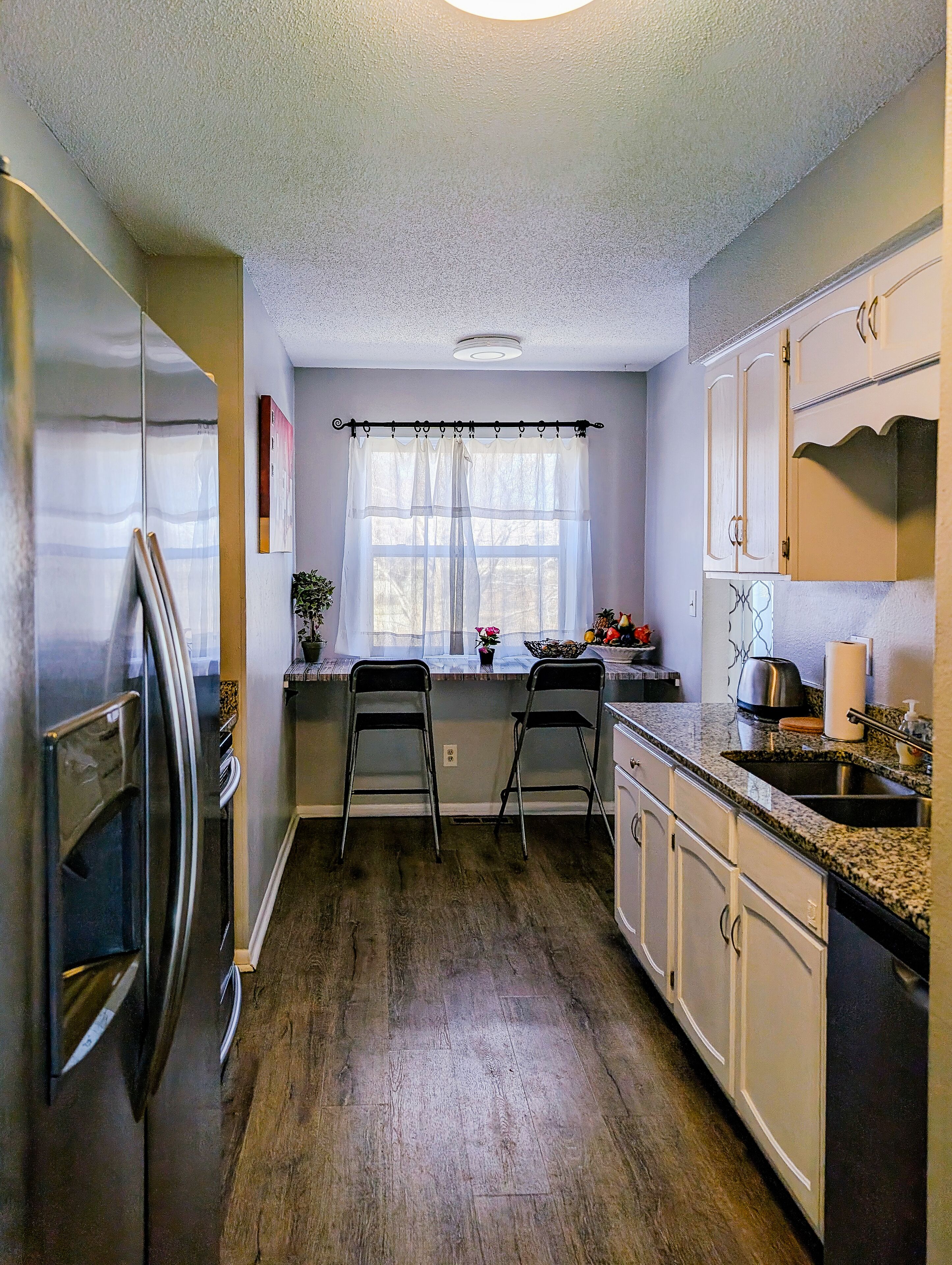 Microwave, stovetop, dishwasher, coffee/tea maker