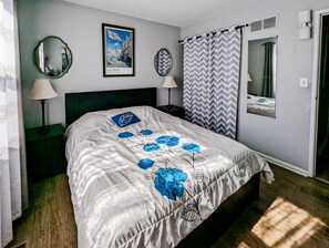 3 bedrooms, iron/ironing board, WiFi, bed sheets - Comfortable and spacious 3BDR duplex in great location! Unit # 1 (Overland Park)