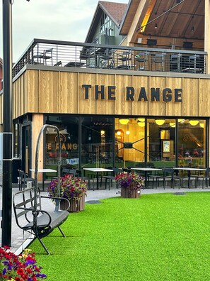 Outdoor dining - Stay just steps from the Gondola. A few remaining nights in Dec and Jan reduced! (Steamboat Springs)