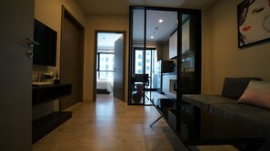 Habitación Deluxe | Área de sala de estar | Televisión de 40 pulgadas con canales por cable 