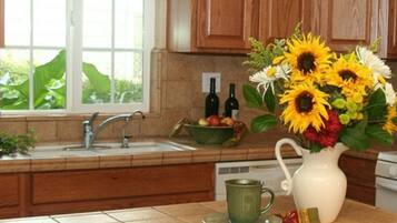 Room, Private Bathroom (The Meritage Cottage) | Private kitchen | Fridge, microwave, oven, stovetop