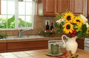 ห้องพัก, ห้องน้ำส่วนตัว (The Meritage Cottage) | ครัวส่วนตัว | ตู้เย็น, ไมโครเวฟ, เตาอบ, เตาประกอบอาหาร