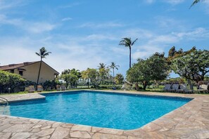 Lämmitetty uima-allas