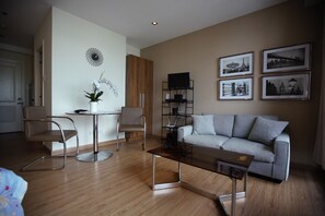 Standard Studio | Living room