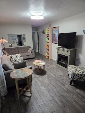 Smart-TV, Kamin, DVD-Player, Bücher