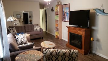 Smart-TV, Kamin, DVD-Player, Bücher