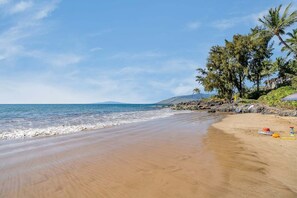 Beach nearby, sun-loungers, beach towels