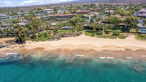 Ubicación cercana a la playa, tumbonas y toallas de playa