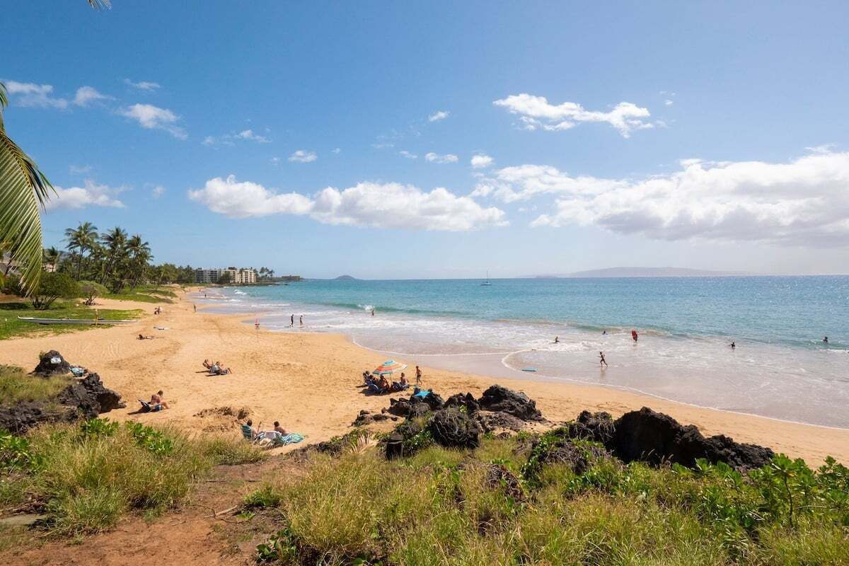 Beach nearby, sun loungers, beach towels