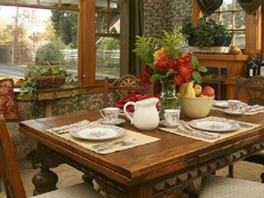 Dining - Pinot Noir Cottage (Lodi)