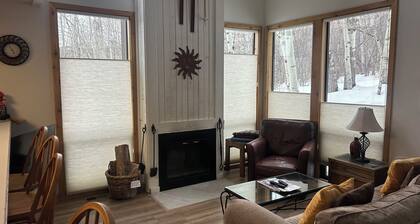 Comfortable, Convenient, Spacious Three Kings Unit - Walk To Lifts,