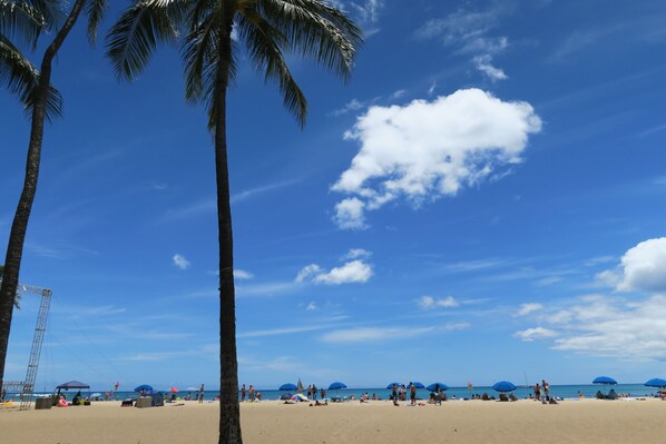 Ranta lähistöllä, aurinkotuoleja, rantapyyhkeitä