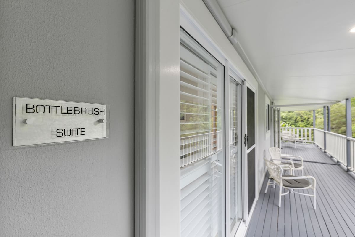 Executive-Suite, 1 Schlafzimmer, Gartenblick, Erdgeschoss | 1 Schlafzimmer, Bettwäsche aus ägyptischer Baumwolle