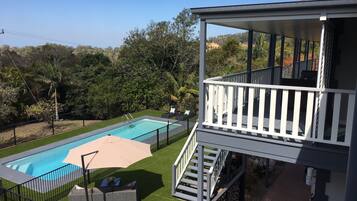 حمّام سباحة خارجي، مظلات على حمّام السباحة، مقاعد للتشمس