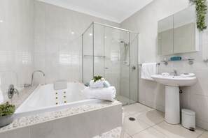 Separate bathtub and shower, jetted bath, rainfall showerhead - The Country House at Hunchy Montville (Hunchy)