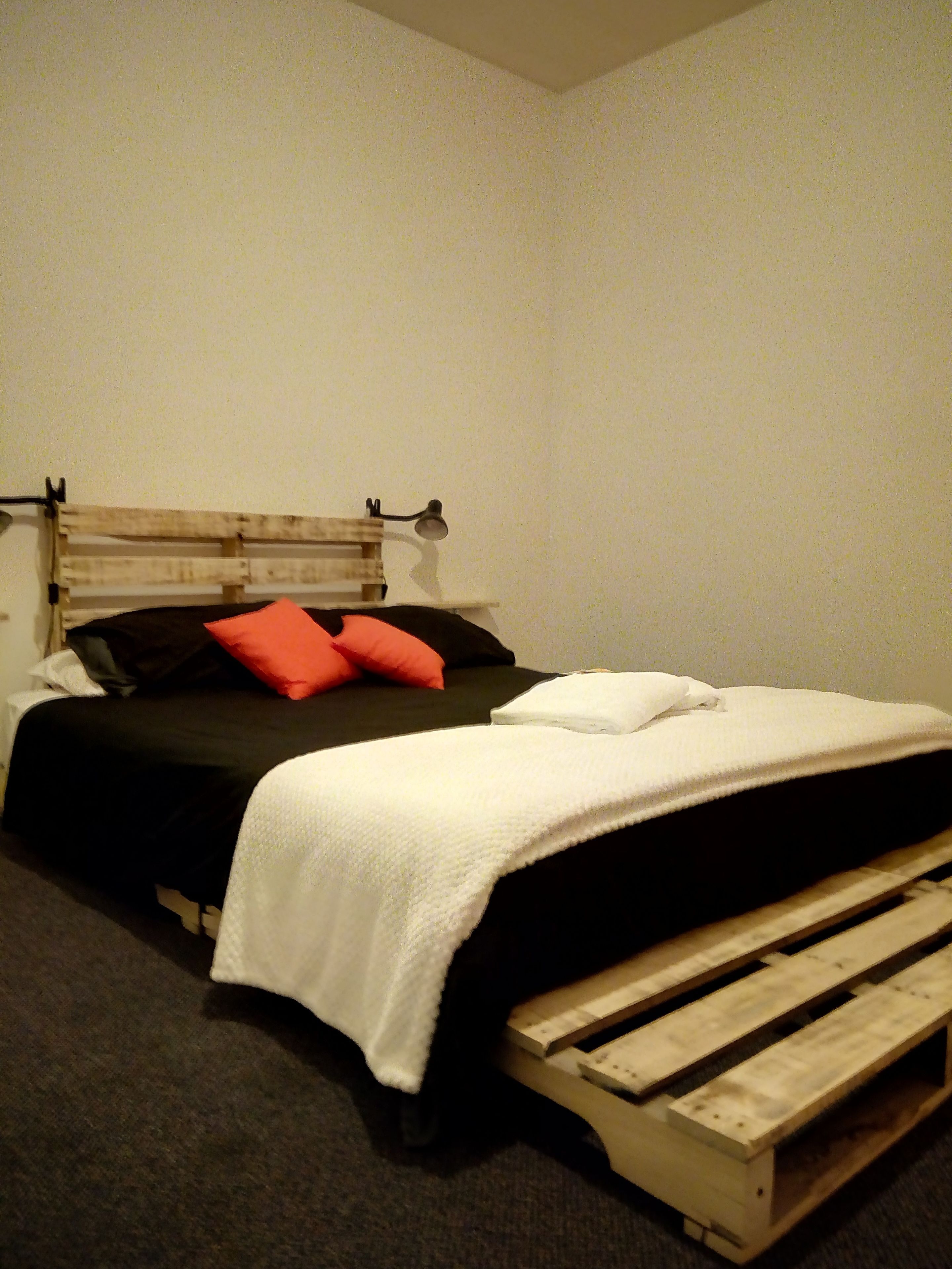 Habitación doble Deluxe, 1 cama Queen size, baño compartido | Wifi gratis y ropa de cama 