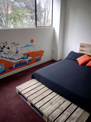 Habitación doble Deluxe, 1 cama Queen size, baño compartido | Wifi gratis y ropa de cama