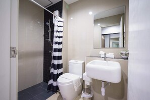 Standard Double Room | Bathroom | Shower, free toiletries, hair dryer, towels - VILLA23 Residence (Bangkok)