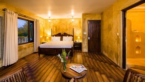 Premium Double Room With Balcony | เครื่องนอนระดับพรีเมียม, เตียงเมมโมรีโฟม, ตู้นิรภัยในห้องพัก