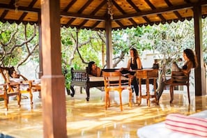 Outdoor dining - Aura Resort & Spa (Mandrem)