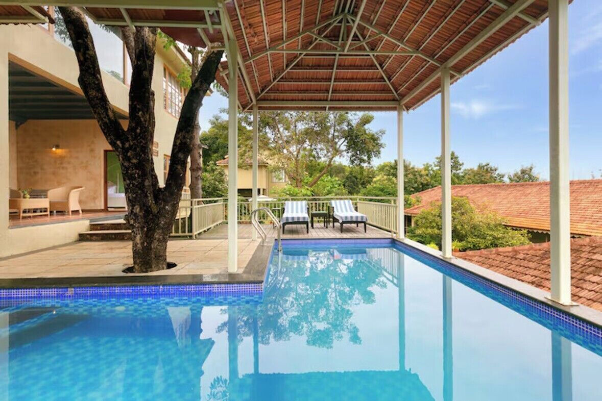 Two Bedroom Pool Villa | Luxe beddengoed, bedden met traagschuimmatras, een kluis op de kamer