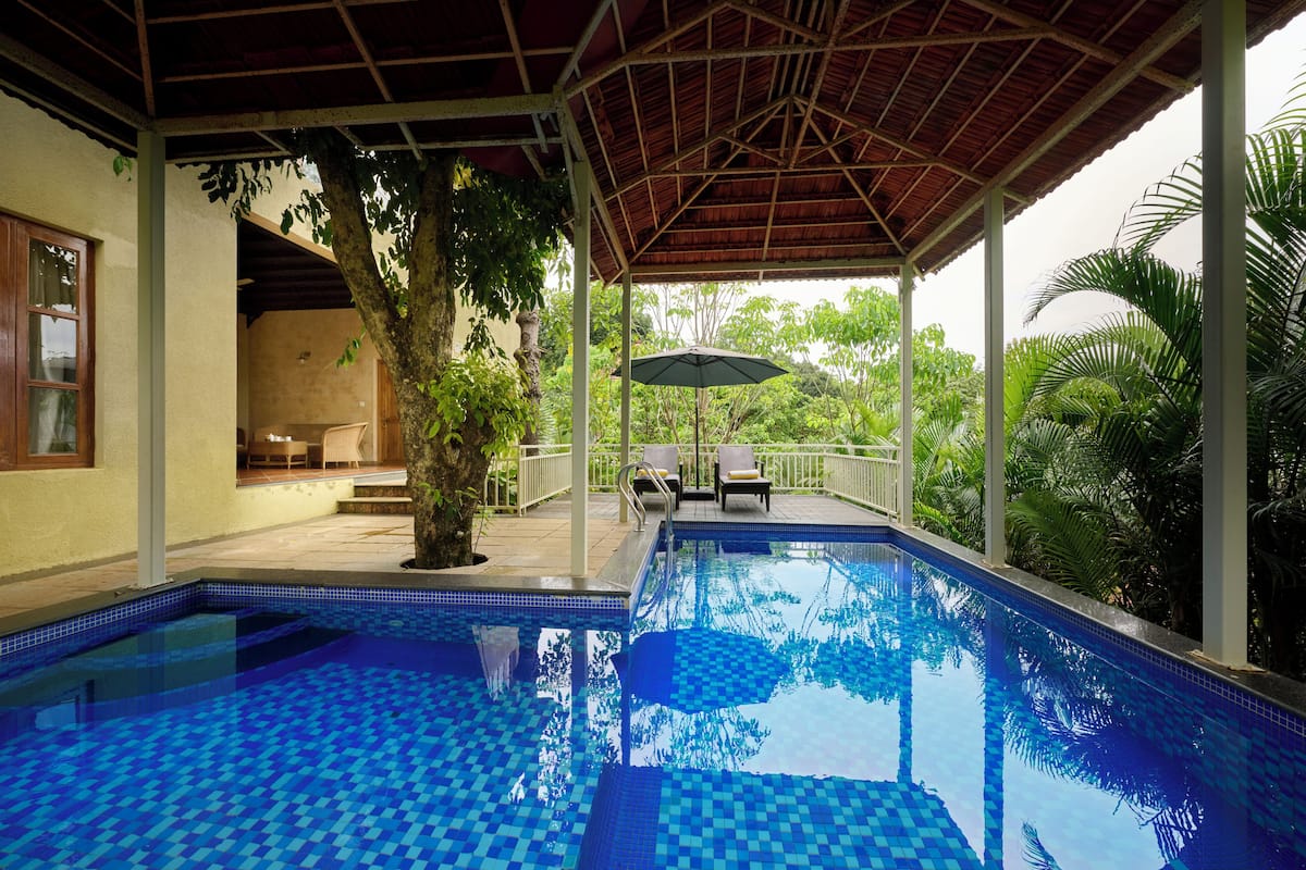 Two Bedroom Pool Villa | Luxe beddengoed, bedden met traagschuimmatras, een kluis op de kamer