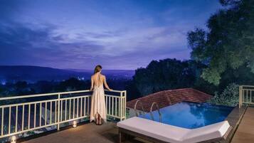 Presidential Suite with Infinity Pool | Premium bedding, memory foam beds, in-room safe, desk