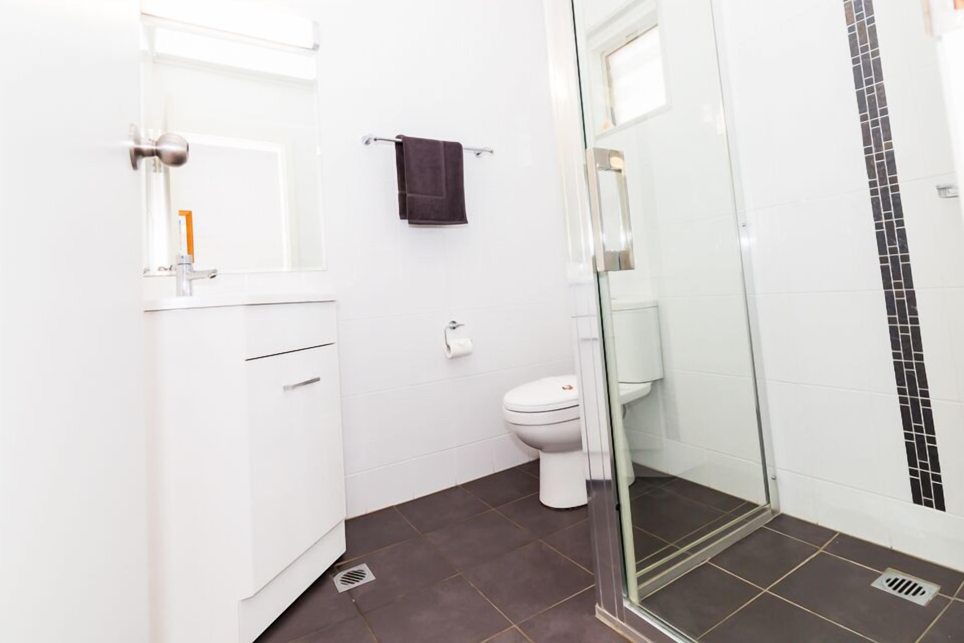 Deluxe Double Room, 1 Queen Bed | Bathroom | Shower, free toiletries, hair dryer, towels
