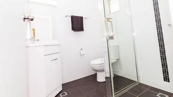 Deluxe Double Room, 1 Queen Bed | Bathroom | Shower, free toiletries, hair dryer, towels