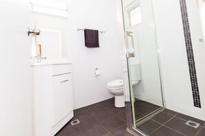 Deluxe-dobbeltværelse - 1 queensize-seng | Badeværelse | Bruser, gratis toiletartikler, hårtørrer, håndklæder
