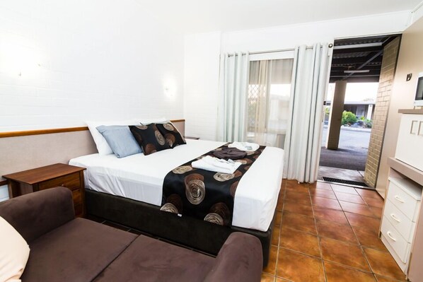 1 habitación, escritorio y espacio para trabajar con laptop