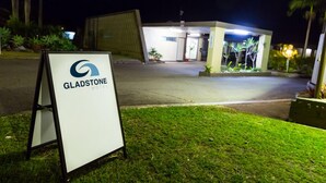 Motel Gladstone med oplyst indgang og græsplæne foran.