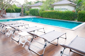 Outdoor pool - Thongchai Resort (Samut Songkhram)
