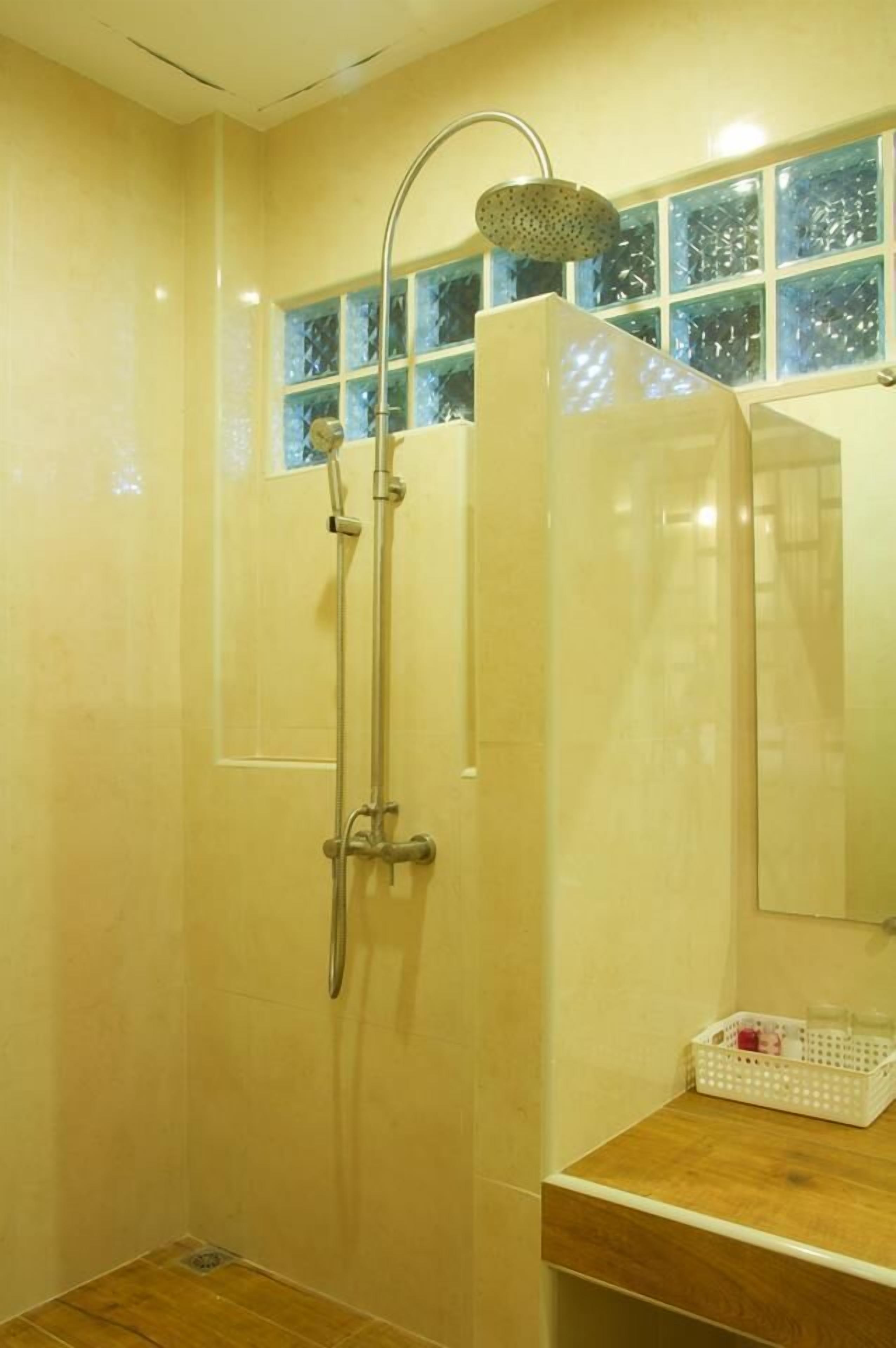 standard room with garden view | bathroom | shower, free toiletries, hair dryer, bathrobes