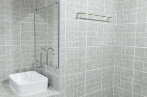 Standard Room with Pool View | Baño | Ducha, artículos de higiene personal gratuitos y secador de pelo
