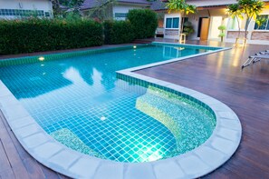 Piscine extérieure, parasols de plage, chaises longues