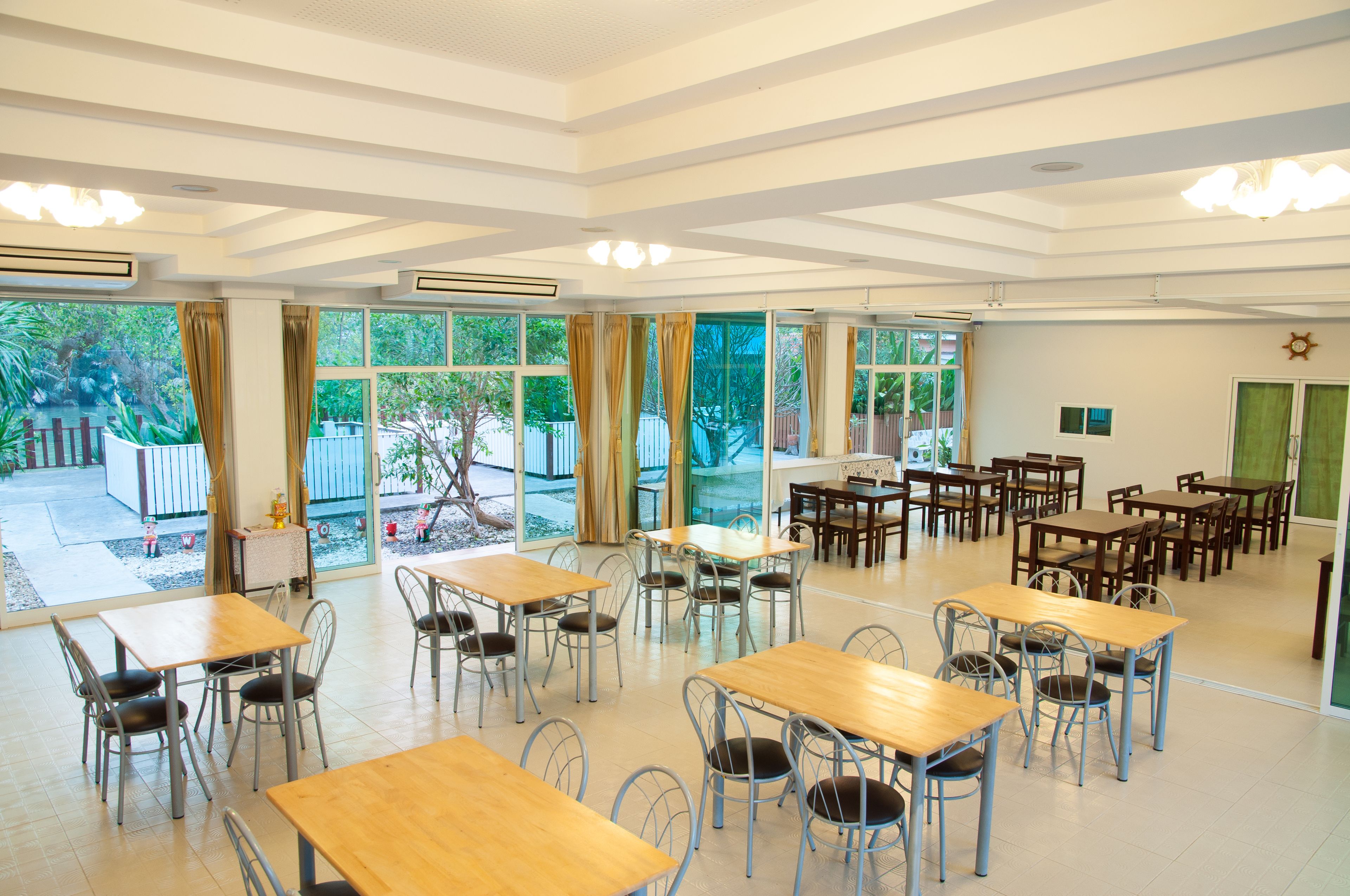 daily english breakfast (thb 200 per person)