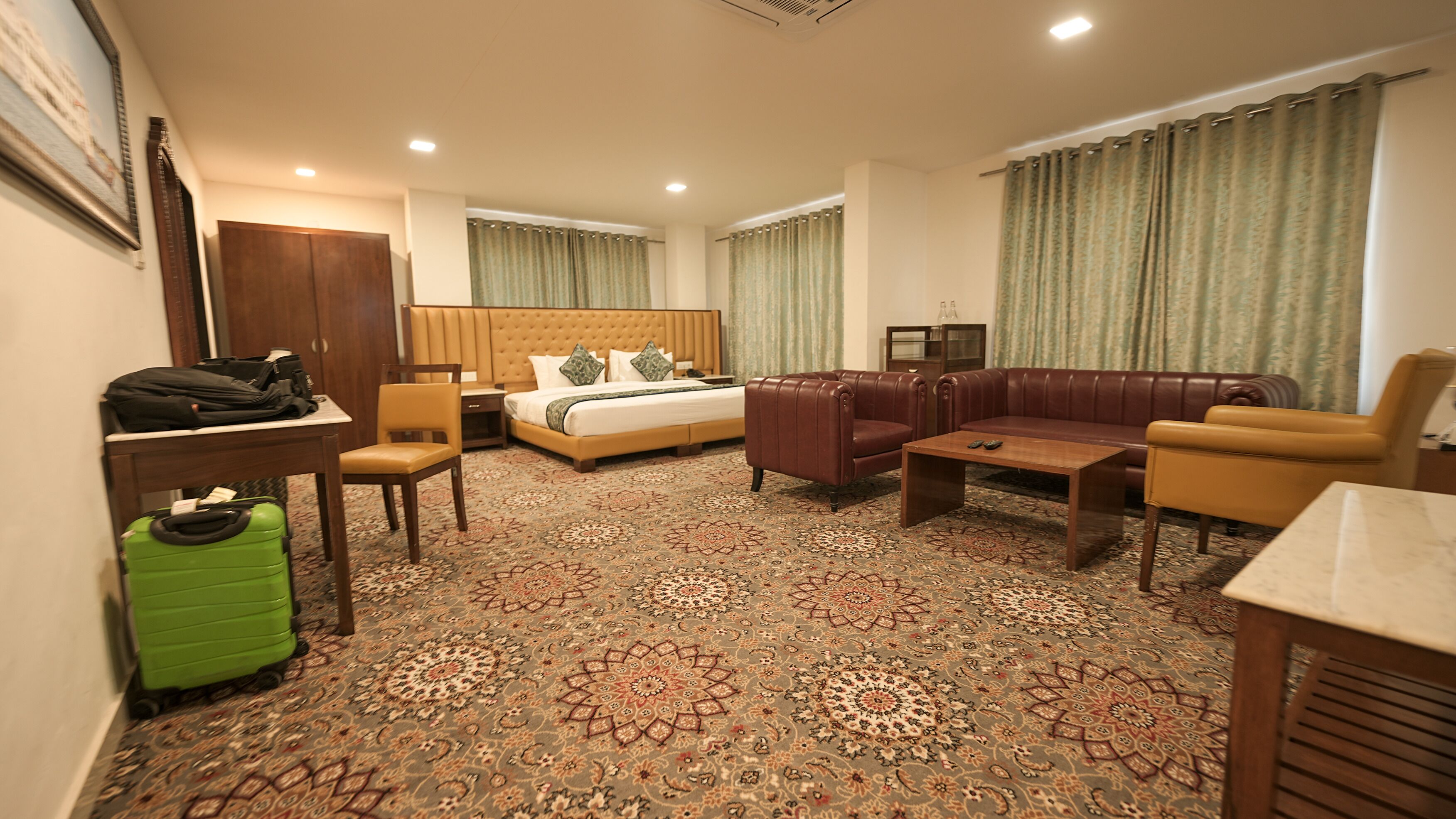 Luxury Room | Minibar, in-room safe, desk, soundproofing