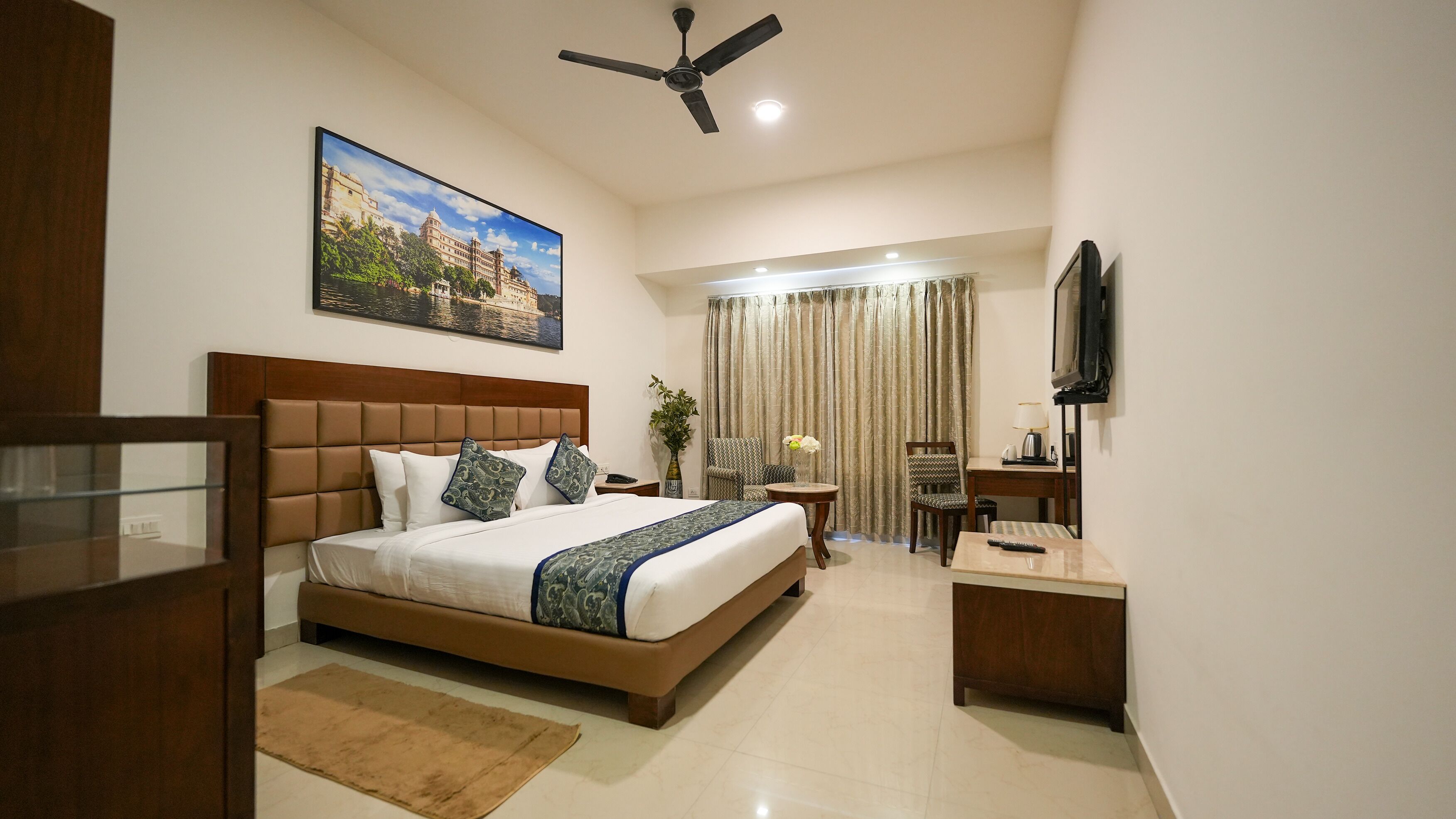 Premium Room | Minibar, in-room safe, desk, soundproofing