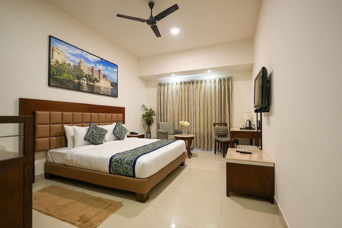 Premium Room | Minibar, in-room safe, desk, soundproofing