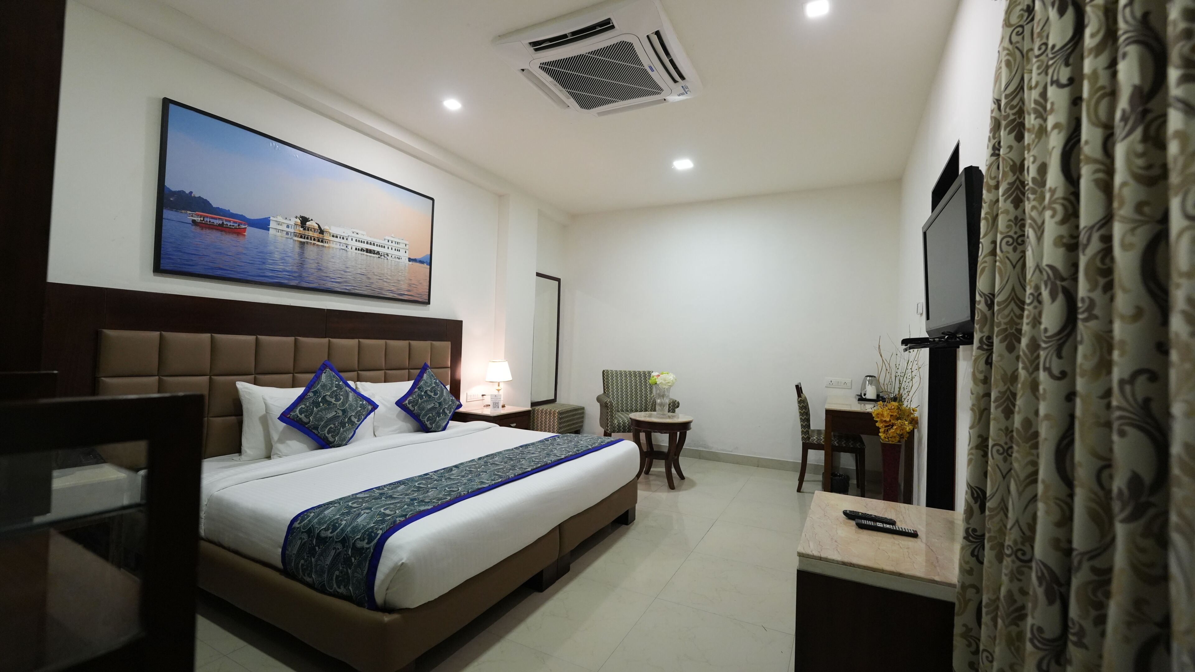 Deluxe Room | Minibar, in-room safe, desk, soundproofing