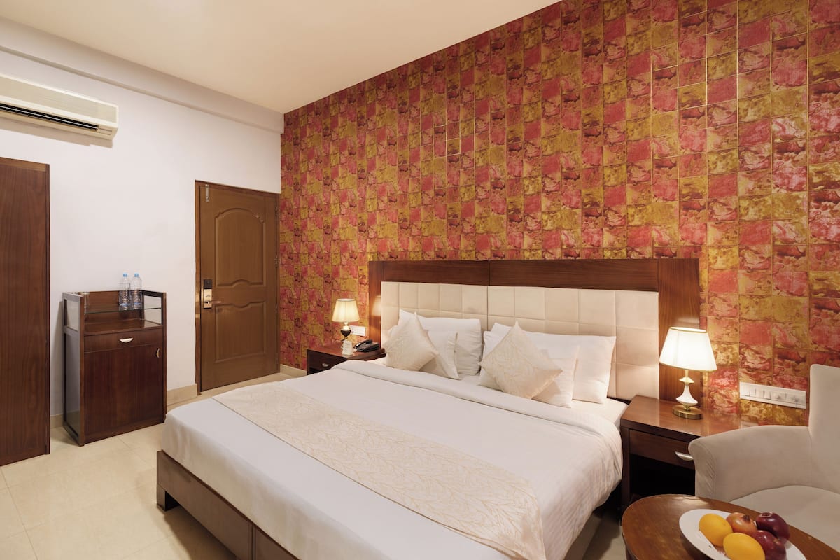 Deluxe Room | 1 bedroom, minibar, in-room safe, desk