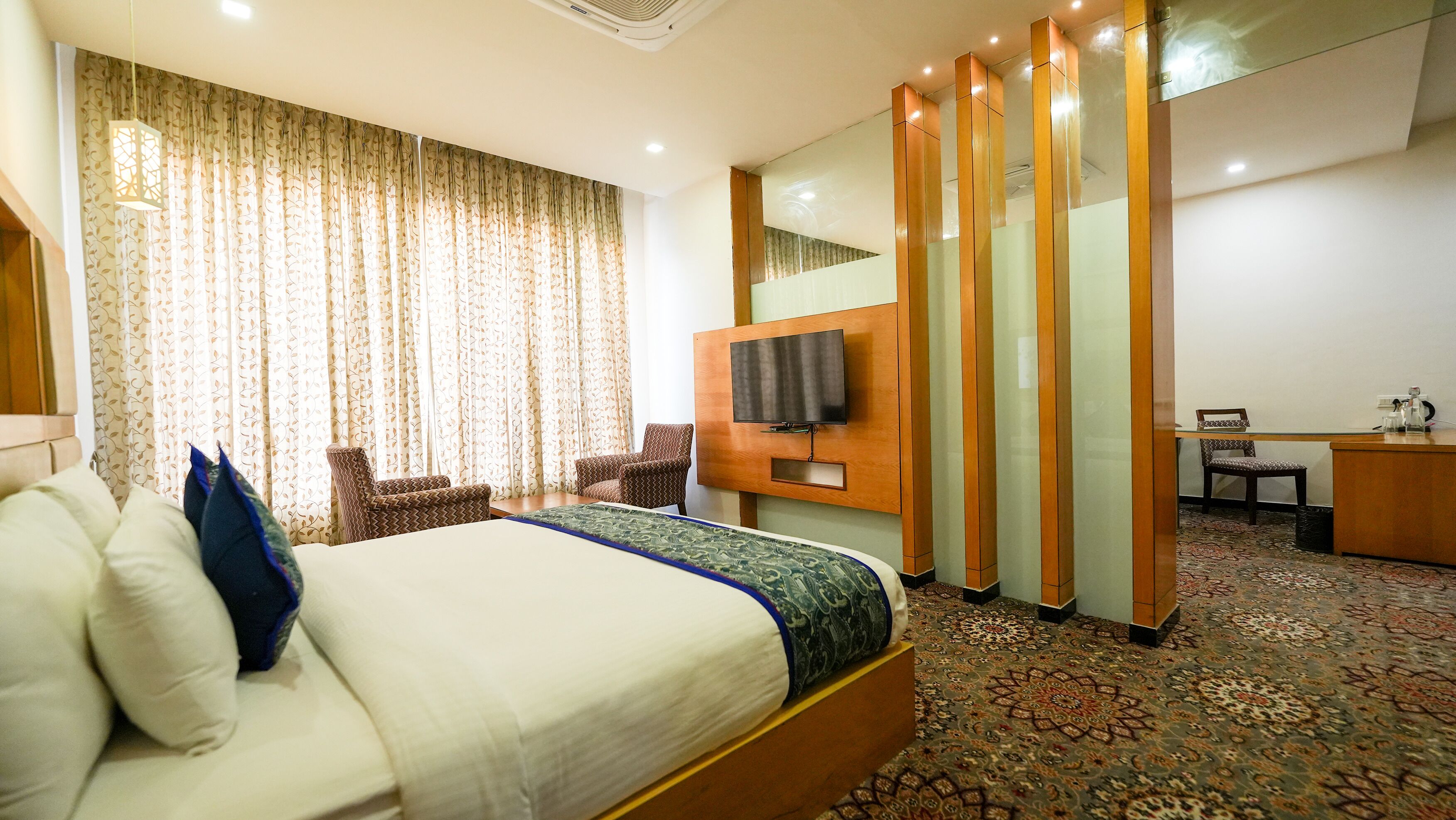 Valley View Suite | Minibar, in-room safe, desk, soundproofing