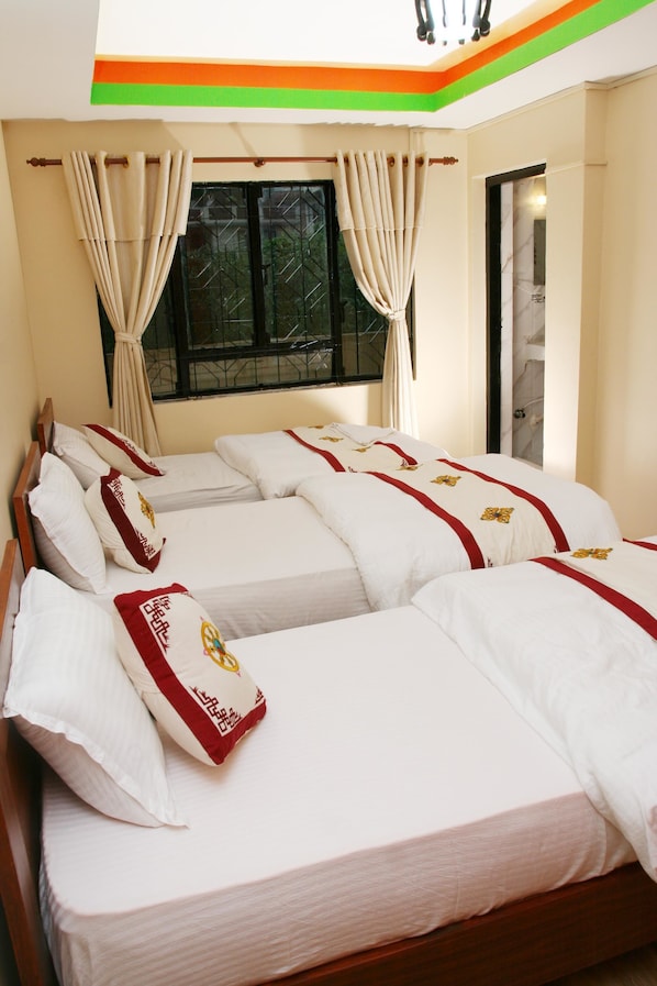 Chambre triple | Bureau, fer et planche à repasser, accès au Wi-Fi (inclus)