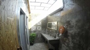 Bathroom - Hometown Hostel (Samut Songkhram)